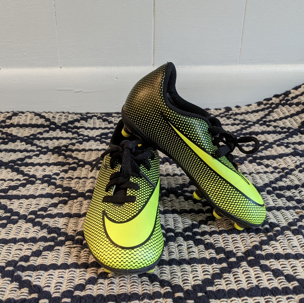 Nike Bravata soccer cleat, size 10c